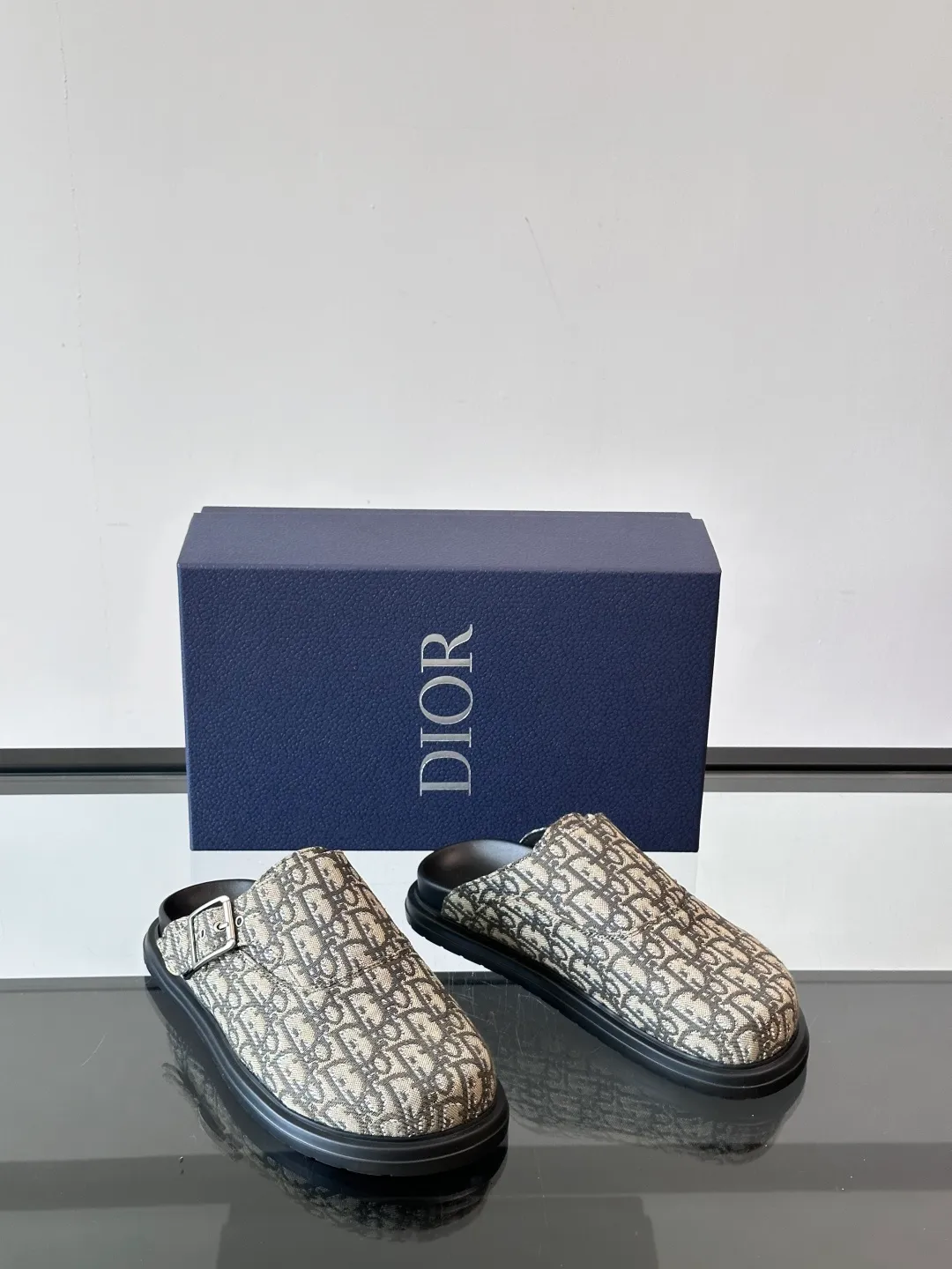 P360 Dior's new mules are new. I think closed-toe mules are really cool for boys. They are Dior's most classic oblique print and are fashionable and comfortable. These Dior Aqua mules combine modern style and classic design. Beige and black Oblique printed fabric upper with adjustable straps and a metal-clad copper alloy Dior buckle for added style. Paired with black leather, rubber and EVA notch soles, they can be easily paired with a variety of casual outfits. size: 38-45 (38.45 customized) No. 004